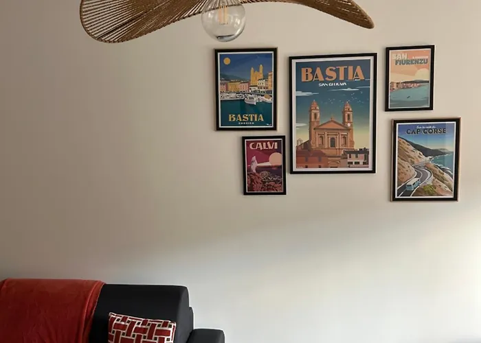 Maison Typique De Village